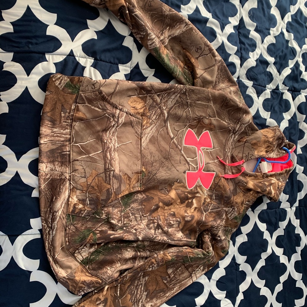 Womens xl camo under Armour sweatshirt
